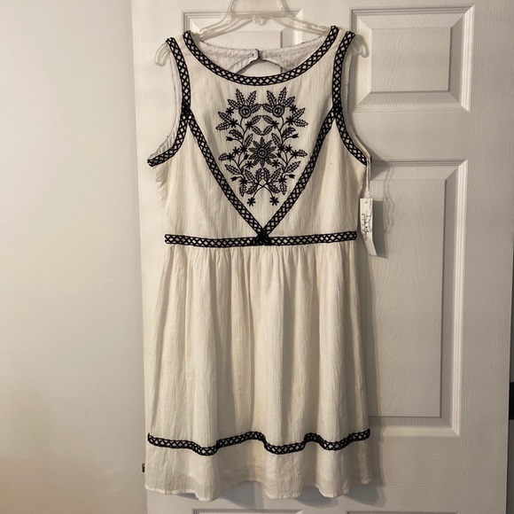 Nicole Miller Dresses & Skirts - Nicole Millet Women’s Dress size 16 brand new beautiful summer dress